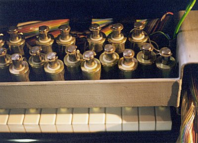 The grand piano performance device